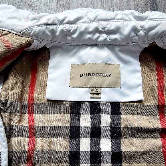 Authentic Burberry White Quilted Lightweight Jacket, Size 3 (Girl) - Picture 5 of 8